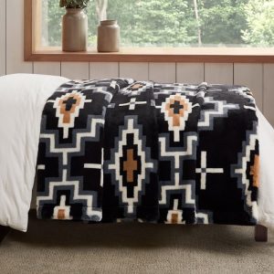 Printed faux fur blanket with plush 700 GSM polyester construction